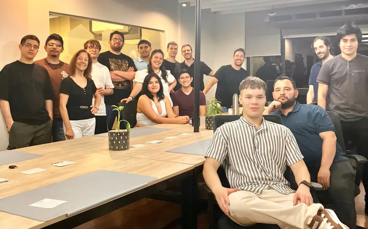 El equipo de Novit reunido en la oficina al cierre de 2025