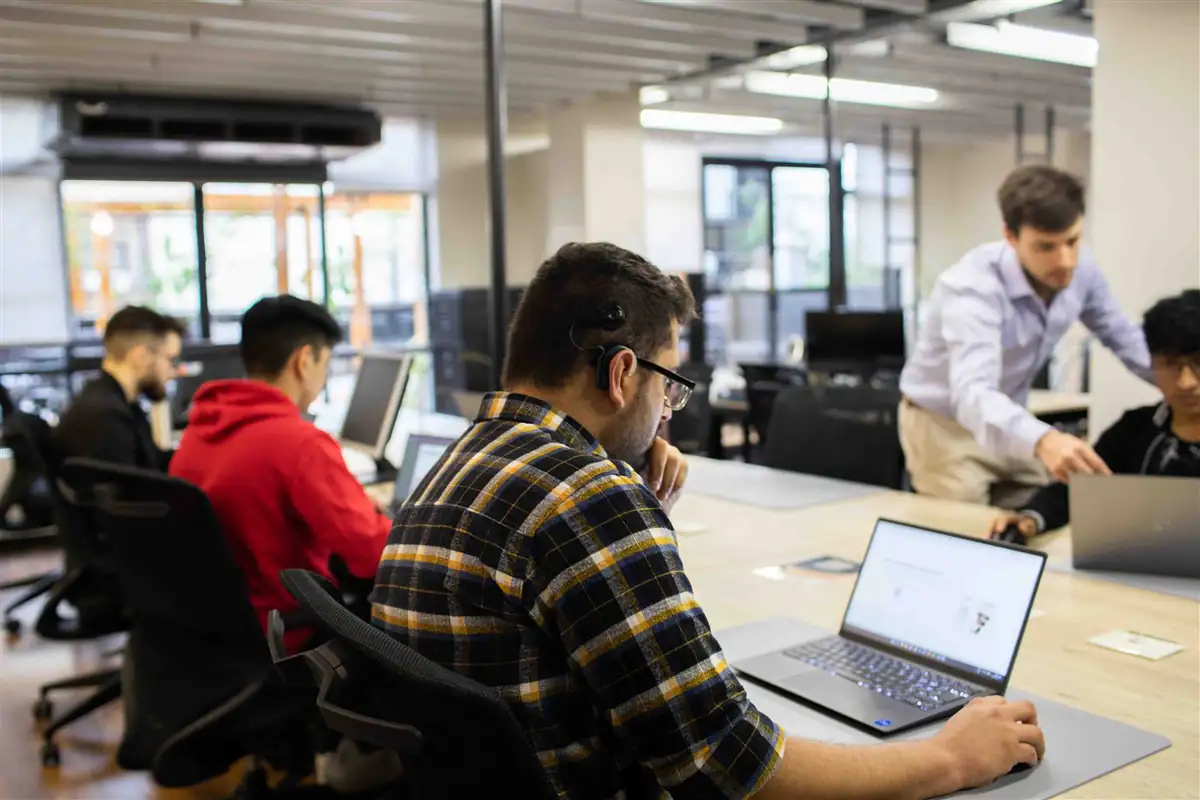 La oficina abierta, con el equipo trabajando en sus puestos