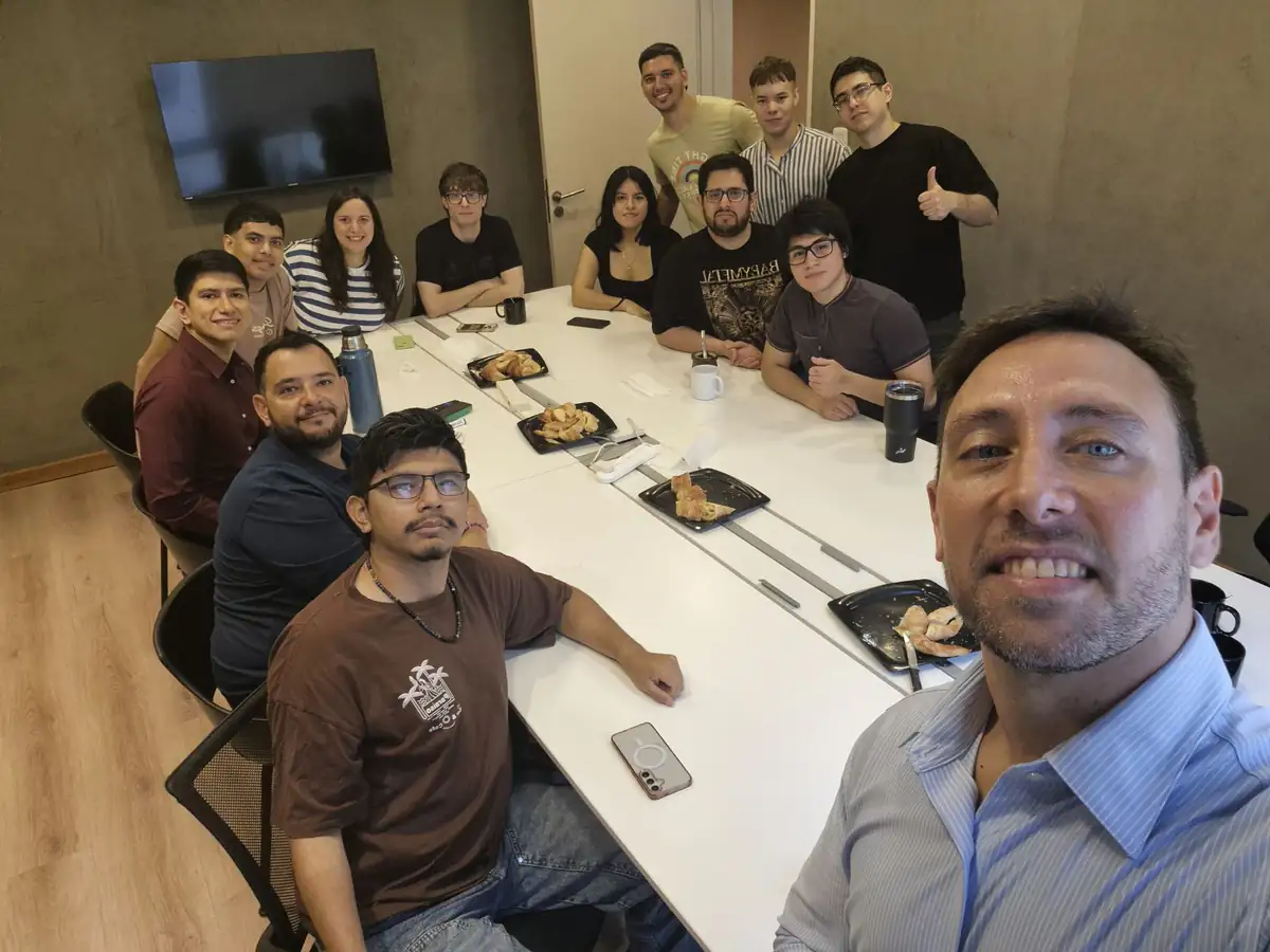 Una selfie del equipo alrededor de la mesa de la oficina